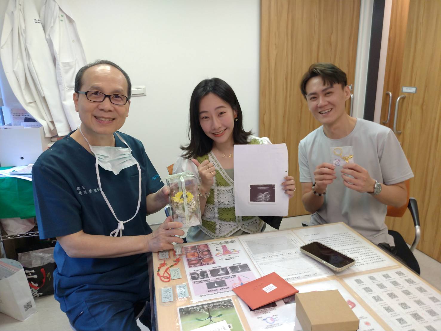 看完那些文章,各種不同成功的案例,好像又再度燃起希望,告訴自己選擇「黃建榮婦產科暨台北試管嬰兒中心」,這次一定可以的! 很開心,這次真的輪到我畢業了!!!
