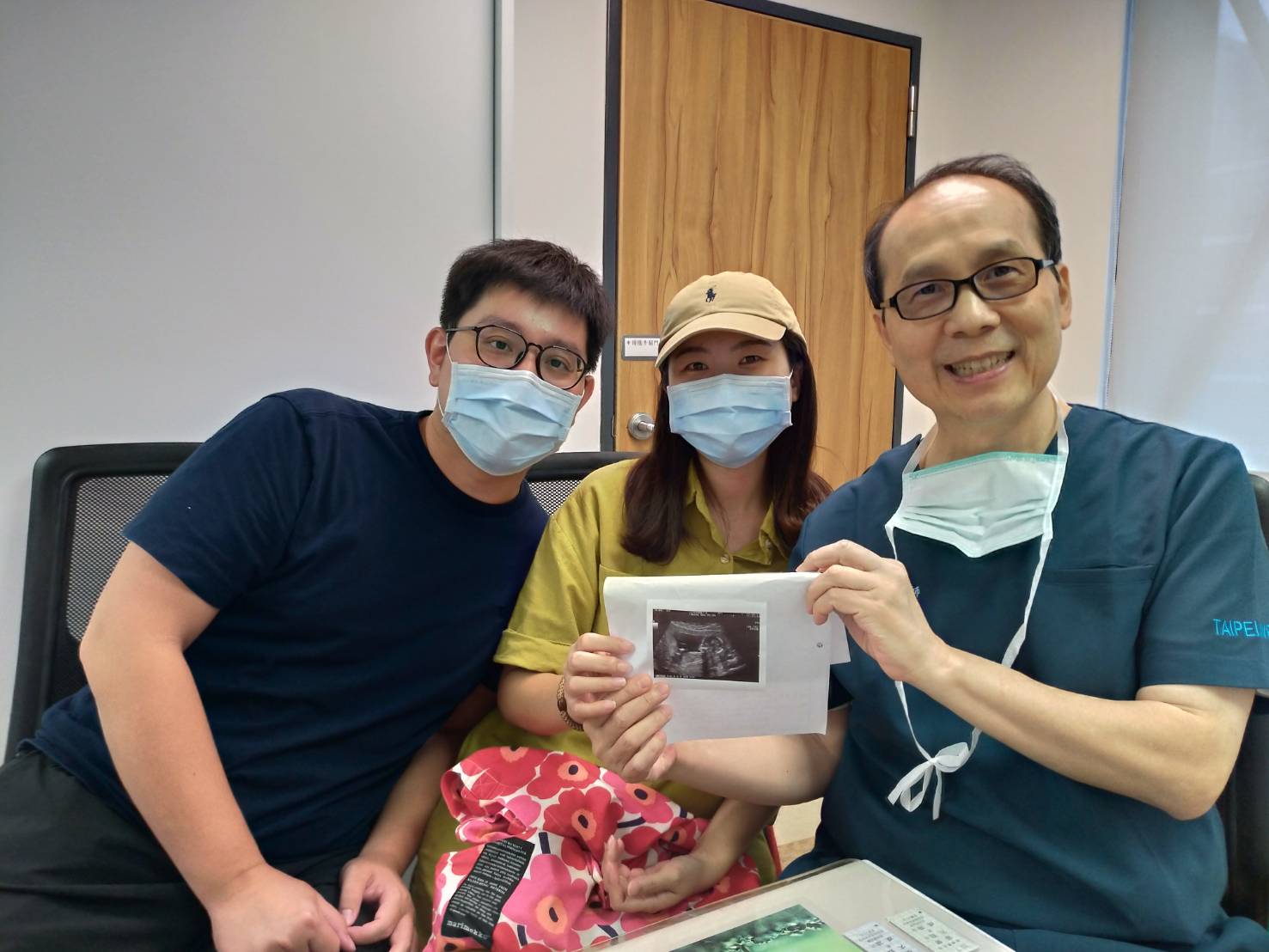 躺在冰冷的取卵室,身體心理不自覺地顫抖著,突然有一股溫暖的手握住我準備施打麻醉的左手說”不要緊張喔,一切都會順利的”這就是黃院長