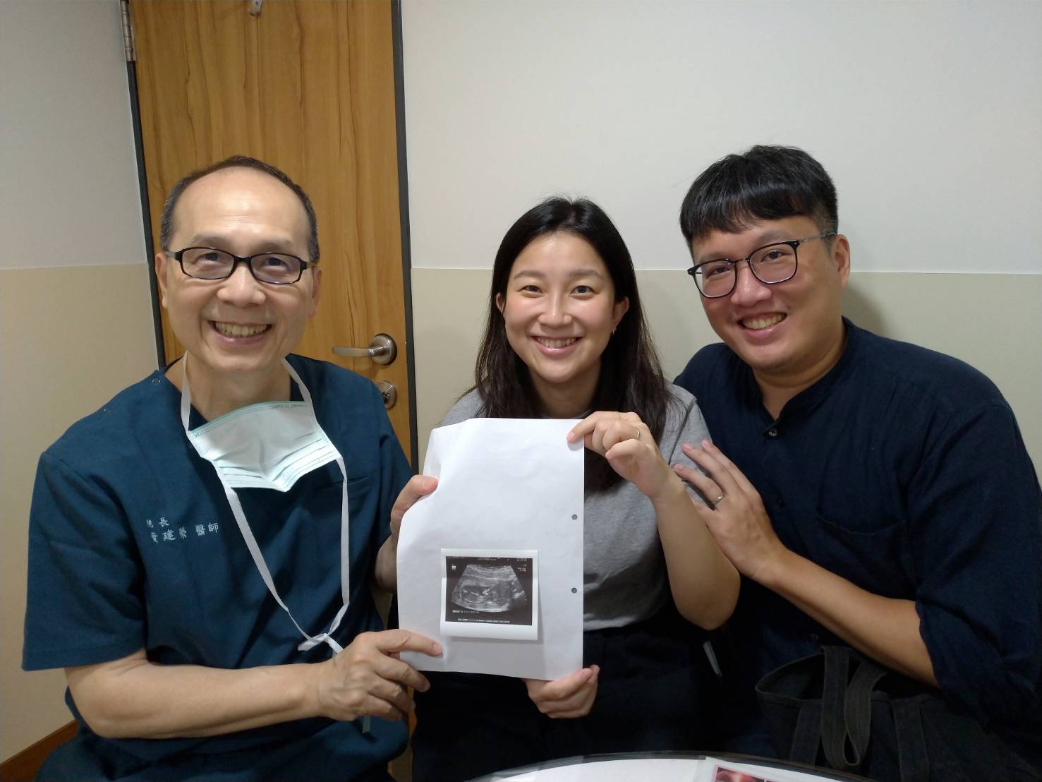 在我的卵泡長得大小不一時,黃醫師也依據經驗果斷下決定,我們再打一次針等小的卵泡長大些再取卵,很幸運的我們第一次試管就成功了